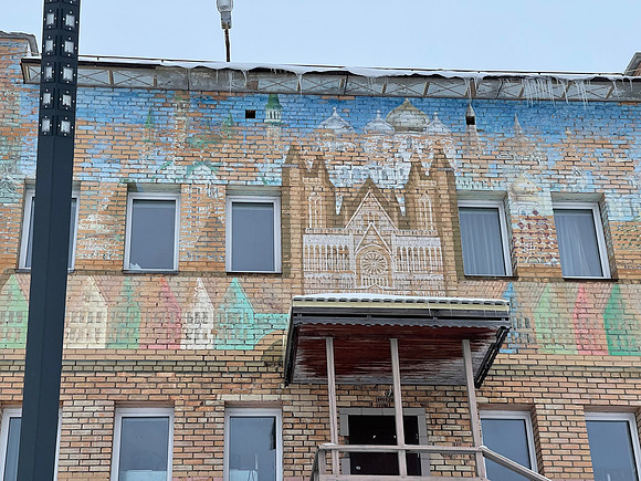 Images of Moscow's Cathedrals & Longyearbyen's Colorful Houses painted on the School