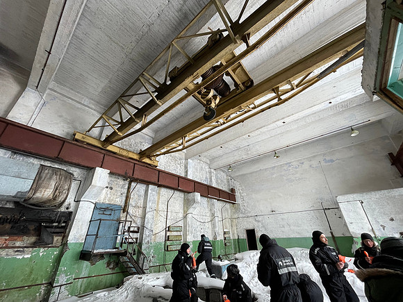 The crane for lifting the 2 generators for maintenance